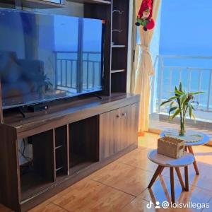 An apartment with an ocean view, near the airport