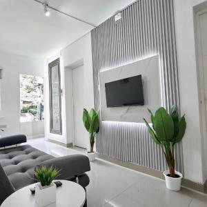 El Poblado 4 Bedrooms 2 Baths Private Terrace