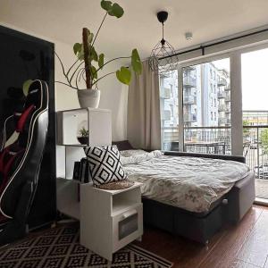Enjoy Modern Room With Balcony in a share flat and Explore London