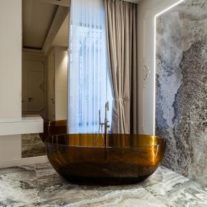 Ivory 1831 Boutique Apartment Luxury bath