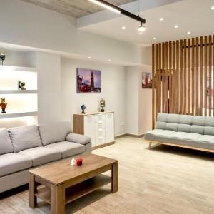 Big London Apartment close to Piraeus Port Access
