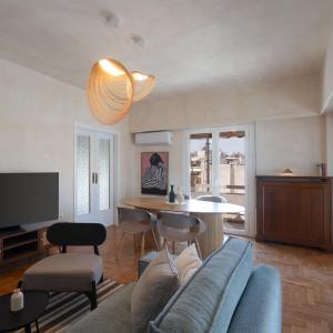 LIV - Artistic Rooftop Apartment in Pagrati