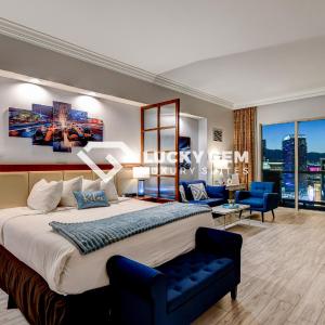 Lucky Gem Penthouse & Luxury Suites at Signature Resort, Balcony Strip View 3505