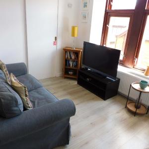 Modern bright studio apartment in south Glasgow