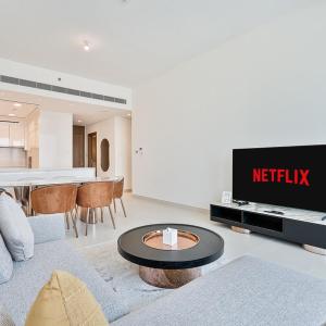 Grand 3BR APT with Pool, Gym and 2 Parking Spaces