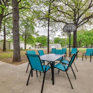 5 Blocks to Beach Access: Sanders Island Getaway!