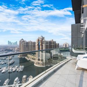 Palm Home next to Nakheel Mall with Private Beach