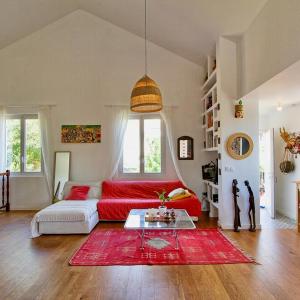 Large quiet house with pool