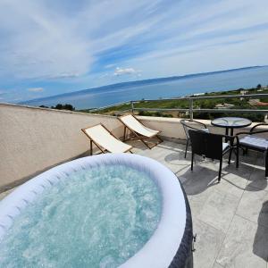 Sea view apartment with terrace near the beach