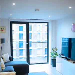 Stunning Cosy with Pool & Spa by Central London