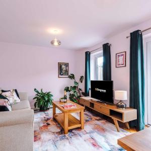 Spacious & Bright 2-Bed Home by 53 Degrees Property, Perfect for Couples with Parking & Garden