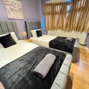 Large 6 bed with 9 separate beds 3 baths 4 toilets