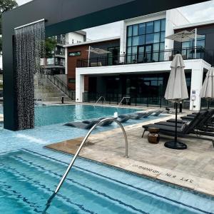 Luxury Resort-Style Apt Pool