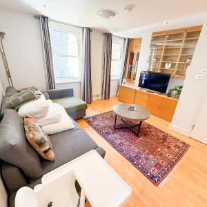 Spacious Detached Houses with FREE PARKING near Little Venice, Paddington & Hyde Park by Staylio London