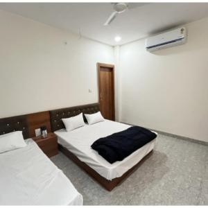 Near Shri Mahakaleshwar Jyotirlinga Temple HOTEL G-A-R-I-M-A ! UJJAIN - Providing Air Conditioned Rooms With Free Wi-fi Facility And Free Parking Available