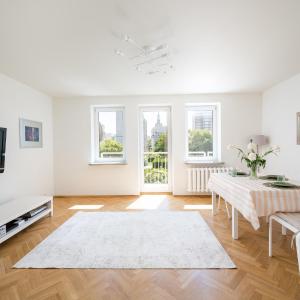 Varsovia Platinum Skyline Apartment by BookingHost