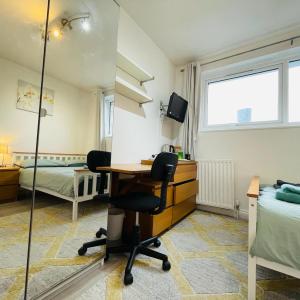 Spacious double bedroom with private bathroom in London Canary Wharf for short stay or long let near O2 and Excel Exhibition centre and easy to reach from all airports in around London