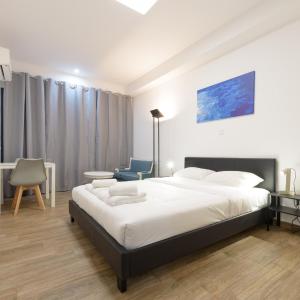 Stylish elevated ground floor studio with yard