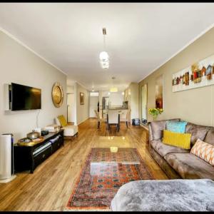 Modern Canal View 2 Bed 2 Bath