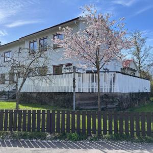 Rymlig villa nära stad och natur