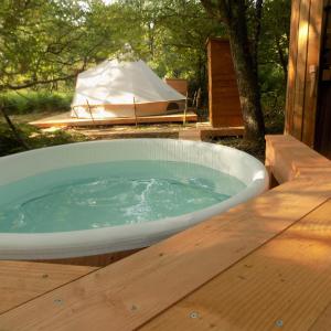Tente luxe jacuzzi au bord des étangs