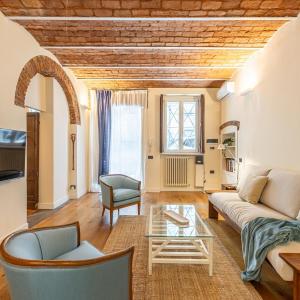 Navigli typical Milan home with private courtyard