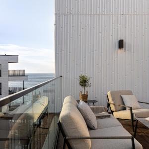 Stylish Waterfront stay with Lounge Terrace & Sauna
