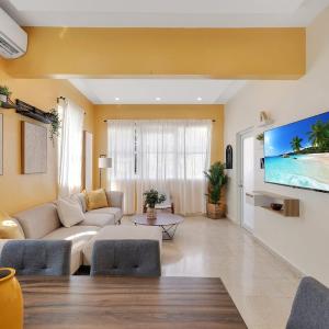 Amazing Group Home Near Beach, Nightlife for 18