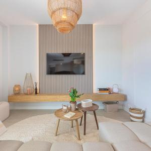 Modern and bright 2 BR Apt, Swimming pool and Gym