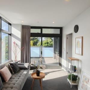 Bright & Modern 2BR 2BTH Apt in Central Newmarket