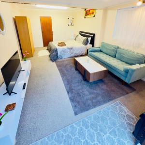 Two Bedroom Airport Flat Free Wi-Fi Parking Peaceful Stay