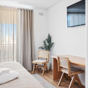 Cityscape Haven CBD Apartment with Balcony