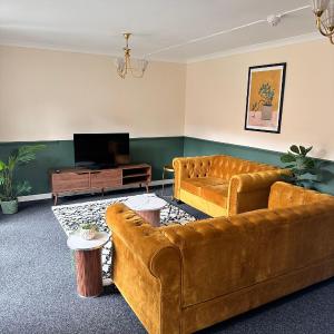 3BR Flat Sleeps 6 West End Sights Driveway