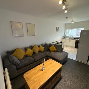 Spacious 2-Bed Apartment with Open Lounge Free Parking & Sleeps 4