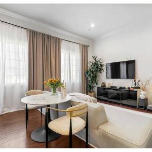 Turnkey Studio Adjacent to Beverly Hills