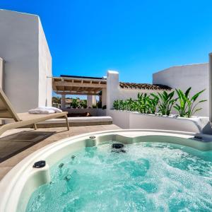 1081 Luxurious Beachfront Penthouse with private Jacuzzi