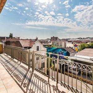 Central Penthouse FREE Parking 2balconies AC Nice