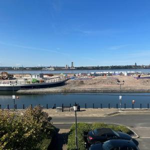Liverpool River View City 2 Bedroom apartment, FREE parking