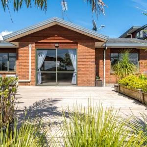Elevated Family Sized Guest-house with Beautiful Views