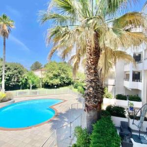 Apartment with pool near the sea