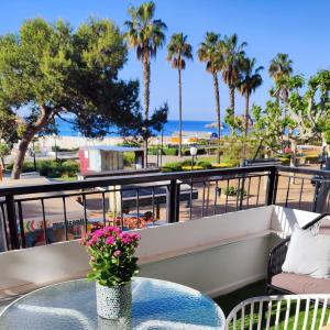 SeaHomes Vacations - Seafront Mediterranean Ap & PKG