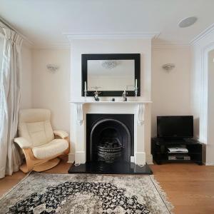 Elegant 4-Story Townhouse Near Victoria Station
