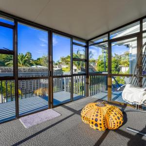 Sunny Stunner by the Sea Browns Bay Escape