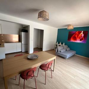 Bel appartement climatisé avec balcon en centre-ville