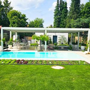 Luxurious large home with Pool, Garden, Koi Pond