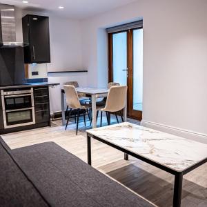 Spacious 2-BDR Flat! 1 minute to tube station