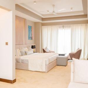 Beachside Studio with King Bed, Rooftop Pool Gym