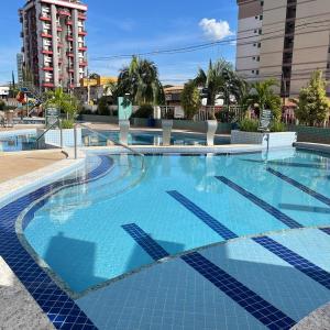 Apto 2 Quartos Piscina Aquecida com Tobogã Sauna e Estacionamento Centro Caldas Novas