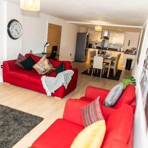 2ndHomeStays-Digbeth-B12 I Large Stylish 2-Bed Apartment I Ensuite I Sleeps 6 I Free Parking & WiFi I Perfect for Work Stays, Relocations & Holiday I Near Birmingham Project Sites & Attractions
