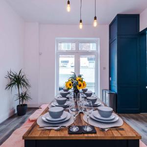 Stunning & Spacious Home by 53 Degrees Property, Sleeps 7 in the heart of Anfield!